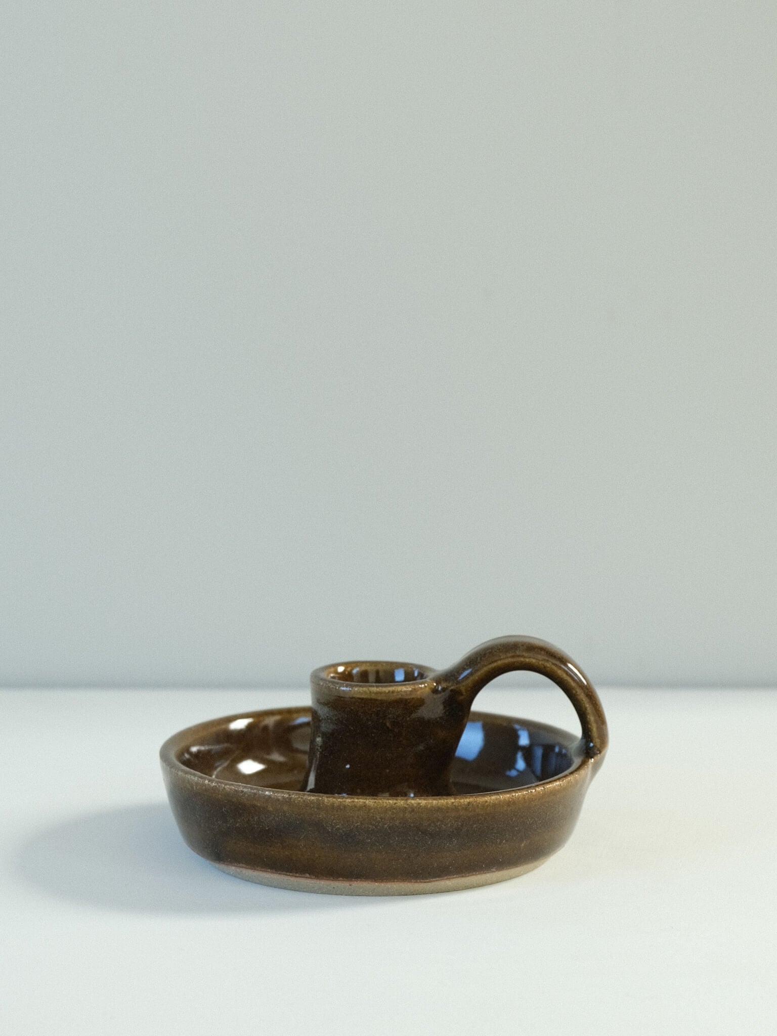 Ceramic candle holder with handle