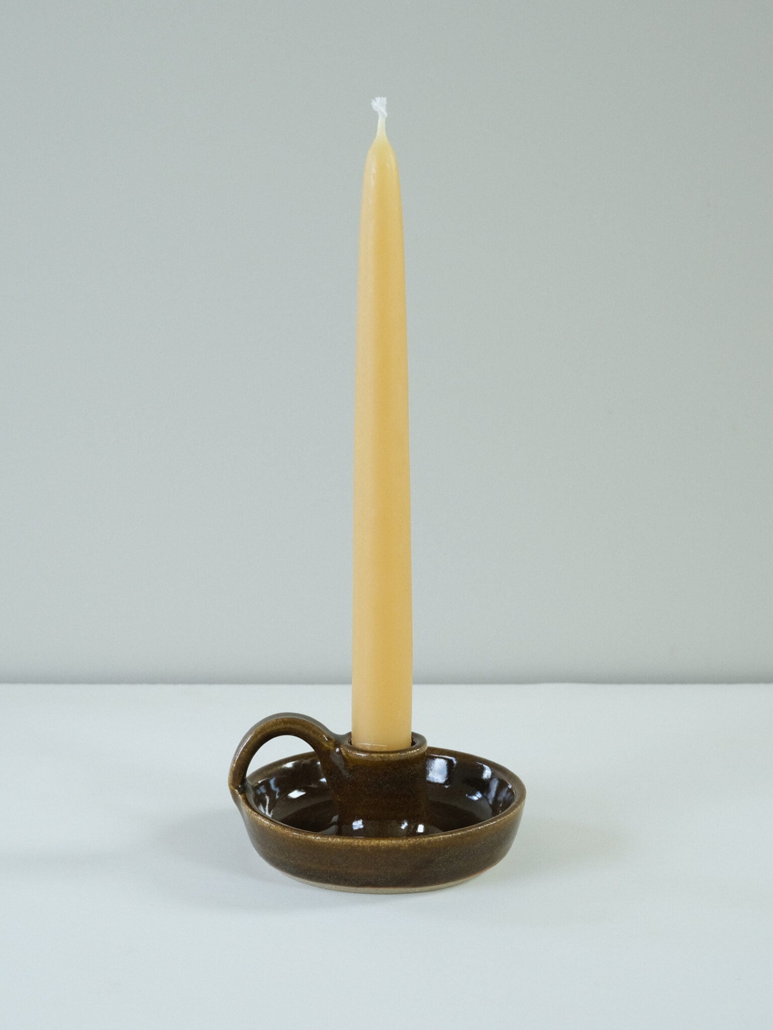 Ceramic candle holder with handle